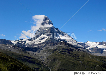 青空を背景に独立峰　マッターホルン　少し動いた別アングル 84522829