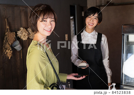 カフェでスマホ決済する女性 撮影協力「洋菓子店 sentiment」 カフェでスマホ決済する女性 撮影協力「洋菓子店 sentiment」 84523838