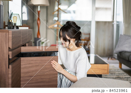 家事をこなす若い女性 家事をこなす若い女性 84523961