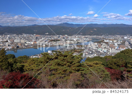 五台山展望台から工石山を望む　秋　（高知県　高知市街地） 84524175