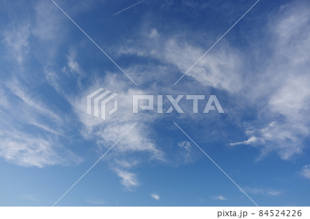 秋の青空に雲 秋の青空に雲 84524226