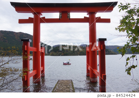 箱根神社から芦ノ湖にある鳥居を 箱根神社から芦ノ湖にある鳥居を 84524424