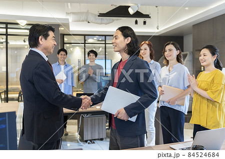 ビジネスシーン　握手　ベンチャーキャピタル　撮影協力:WEEK芝大門（サンフロンティア不動産） 84524684