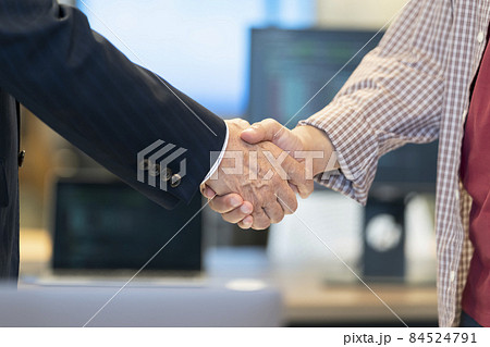 ビジネスシーン　握手　スーツのビジネスマンと若い男性　 84524791