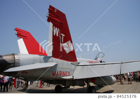 F/A-18戦闘機の尾翼(航空祭に展示中、後方から) F/A-18戦闘機の尾翼(航空祭に展示中、後方から) 84525376