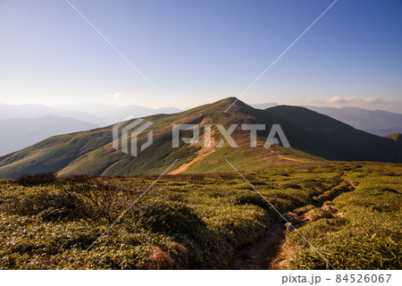 夕暮れの谷川連峰・平標山へと続く稜線 夕暮れの谷川連峰・平標山へと続く稜線 84526067