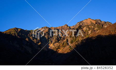 朝焼けの谷川岳マチガ沢・絶景 朝焼けの谷川岳マチガ沢・絶景 84526352