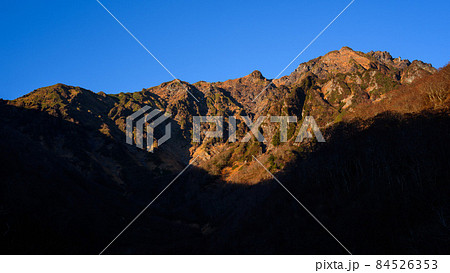 朝焼けの谷川岳マチガ沢・絶景 朝焼けの谷川岳マチガ沢・絶景 84526353