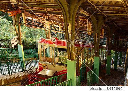 大阪府八尾市 西信貴ケーブル高安山駅に停車するケーブルカー 大阪府八尾市 西信貴ケーブル高安山駅に停車するケーブルカー 84526904