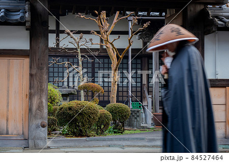 福井県小浜市曹洞宗発心寺托鉢僧を撮影したもの 福井県小浜市曹洞宗発心寺托鉢僧を撮影したもの 84527464