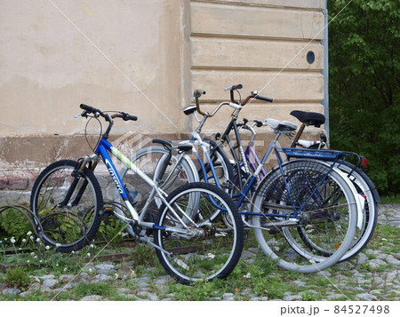 壁際に停めてあるお洒落な自転車 壁際に停めてあるお洒落な自転車 84527498
