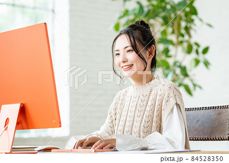 オフィスの若い女性 84528350