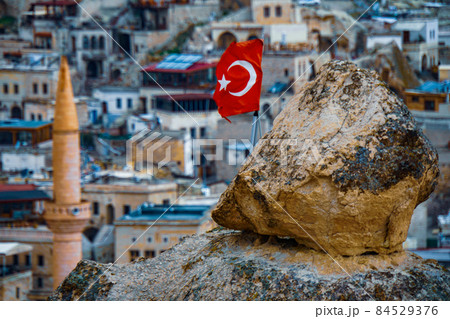 トルコ　カッパドキア　奇岩　国旗 84529376