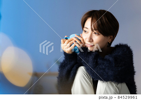 カップを持つ女性　ミドル　冬 84529961