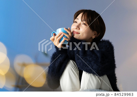 カップを持つ女性 ミドル 冬 カップを持つ女性 ミドル 冬 84529963