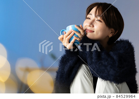 カップを持つ女性 ミドル 冬 カップを持つ女性 ミドル 冬 84529964