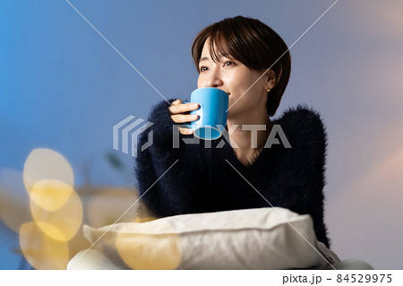 カップを持つ女性　ミドル　冬 84529975