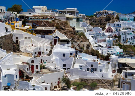 サントリーニの白い建物とカルデラ 84529990