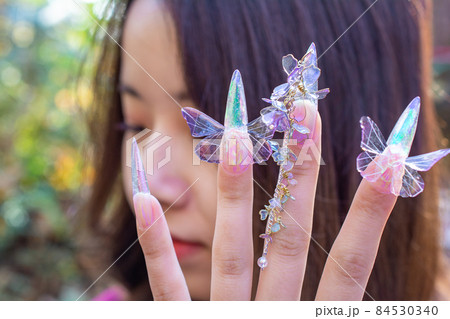 蝶ネイルとモデル 84530340