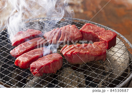 焼肉を焼くシーン 84530687
