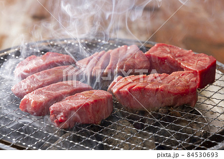 焼肉を焼くシーン（目線下） 84530693