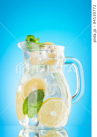 Lemonade pitcher with lemon 84530772