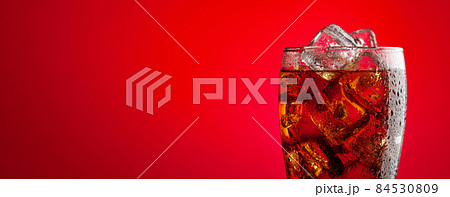 Cola with ice 84530809