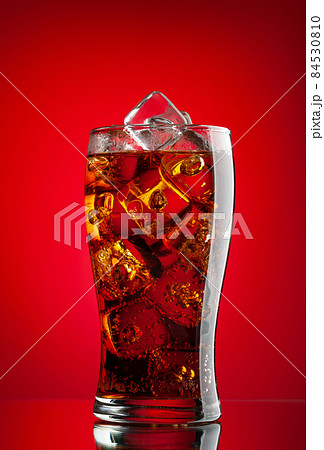 Cola with ice 84530810