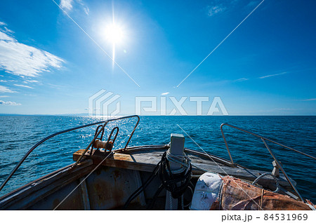 海、船　釣り船と空、波 84531969