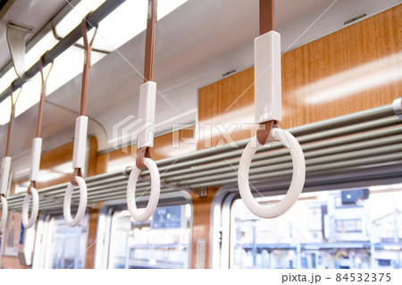 吊り革 電車 通勤 吊り革 電車 通勤 84532375