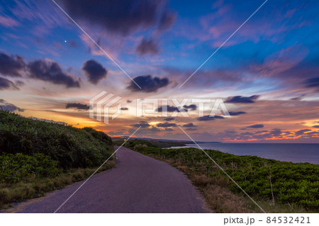 南の島の海岸沿いの道路で見る夕焼け 84532421