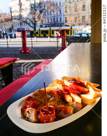 ソーセージとカレー粉のカリーブルストをベルリンの街角で食べる 84532517