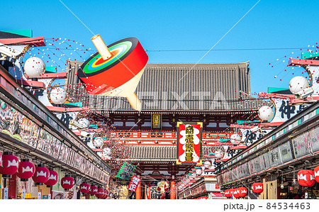 日本の東京都市景観 師走。オミクロン株に世界が震撼。東京・浅草寺は…＝12月2日 84534463