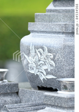 お墓の水鉢と花立て 84534568