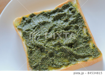バジルのトースト焼き(バジルペースト、食パン) バジルのトースト焼き(バジルペースト、食パン) 84534815