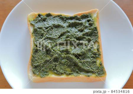 バジルのトースト焼き（バジルペースト、食パン） 84534816
