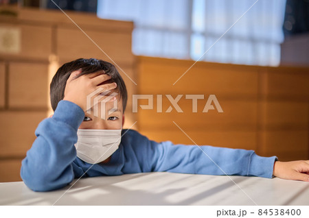 風邪をひいて熱が出ている小学生の男の子 84538400