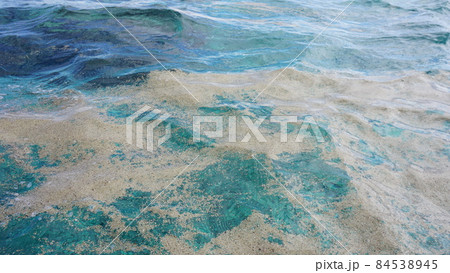 水面に広く漂う軽石 水面に広く漂う軽石 84538945