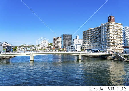 【神奈川県】鮮やかな青空と江ノ島の境川にかかる弁天橋 84541140