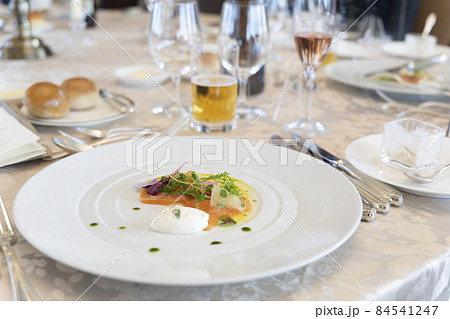 サーモンのマリネと宴会セッティング 84541247