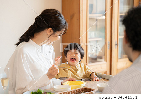 ご飯をいい笑顔で楽しく食べる赤ちゃん ご飯をいい笑顔で楽しく食べる赤ちゃん 84541551