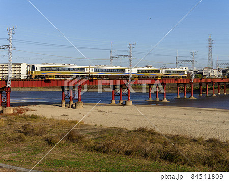 大和川を渡る泉北ライナー 84541809