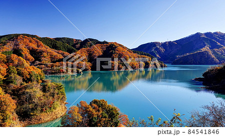 秋の宮ヶ瀬湖 84541846
