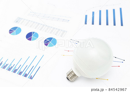電球とグラフ　白バック 84542967