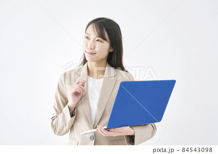 女性　ビジネス　パソコン　白背景 84543098