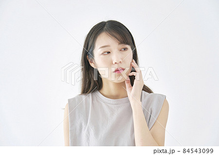 女性　歯痛　白背景 84543099
