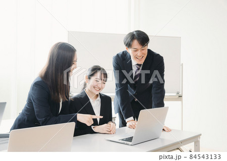 コミュニケーションをとる会社員（3人） 84543133