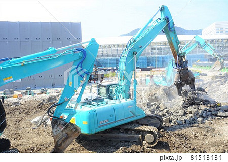 大型重機によるビル解体工事現場　取り壊し 84543434