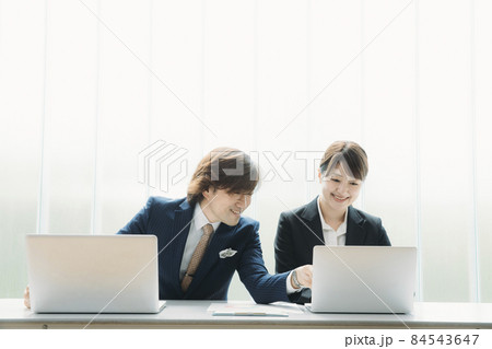 相談するスーツ姿の男女 84543647