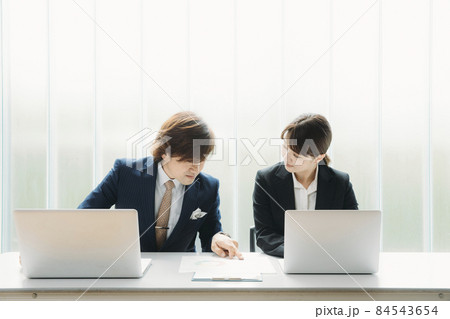 相談するスーツ姿の男女 84543654